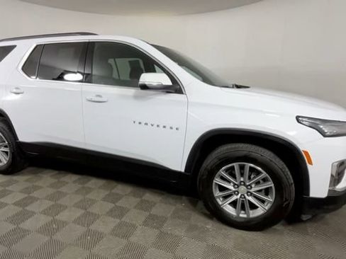 Used 2023 Chevrolet Traverse LT FWD image 2