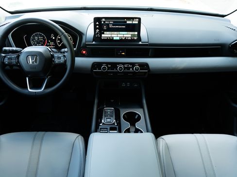 Certified 2025 Honda Pilot Touring image 20