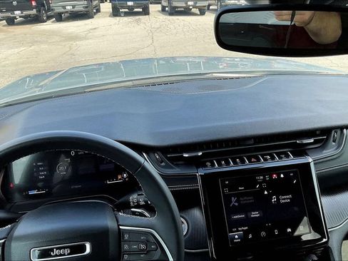 Used 2024 Jeep Grand Cherokee Laredo RWD image 13