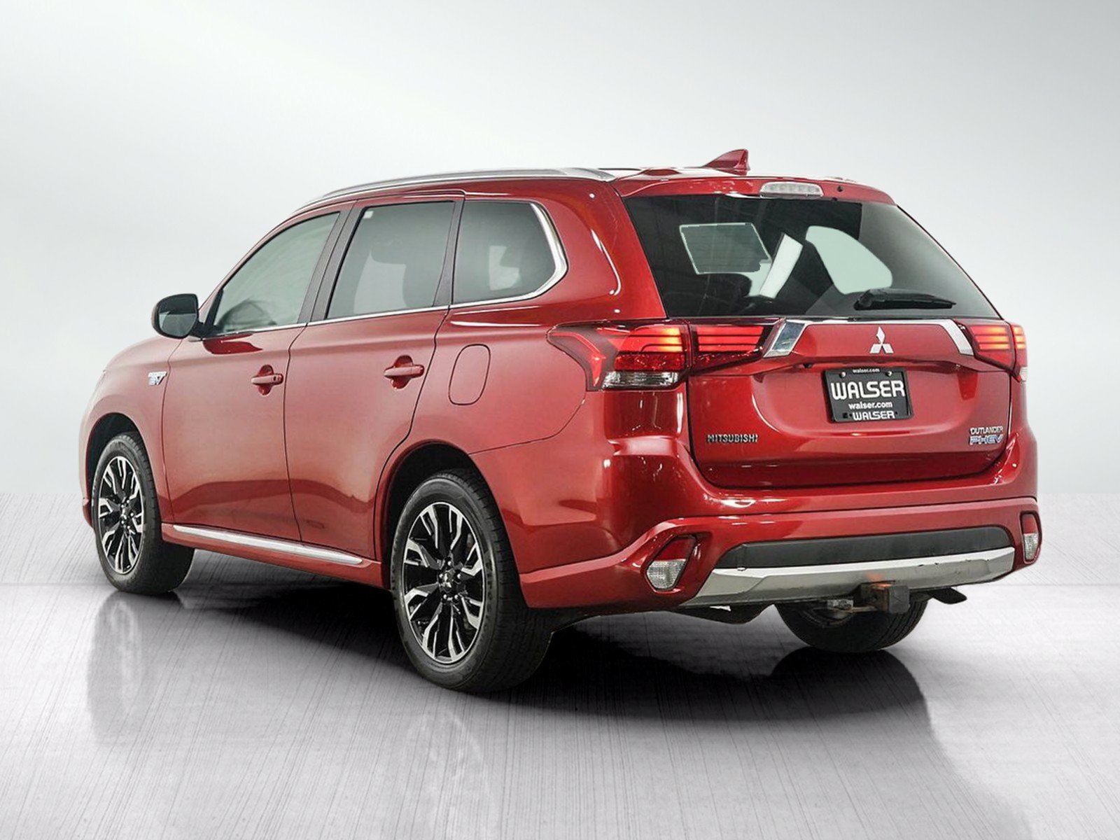 Used 2018 Mitsubishi Outlander 4WD Plug-In Hybrid image 3