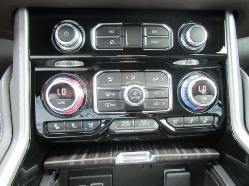 Used 2024 GMC Yukon XL Denali RWD image 28