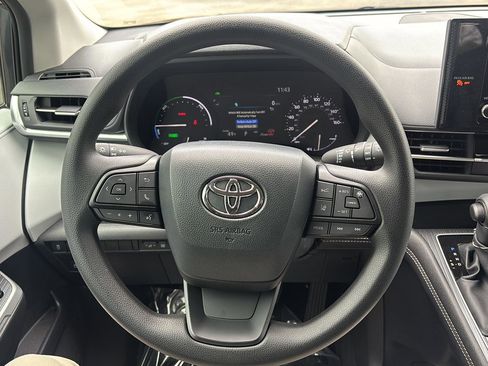 Used 2025 Toyota Sienna LE AWD/4WD image 28
