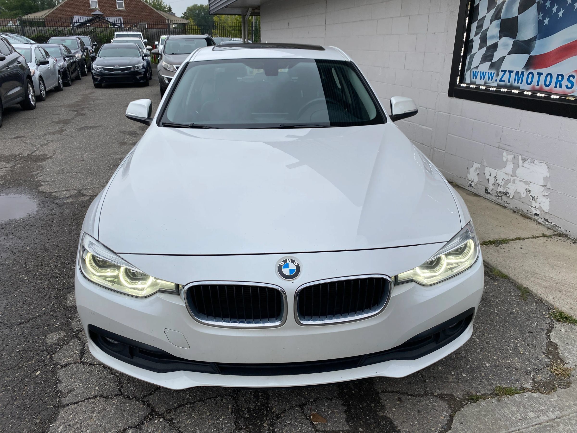 Used 2018 BMW 320i xDrive Sedan AWD/4WD image 5
