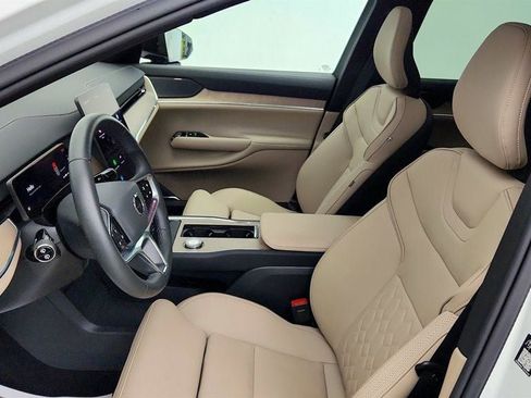 Used 2025 Volvo EX90 Plus AWD/4WD image 19