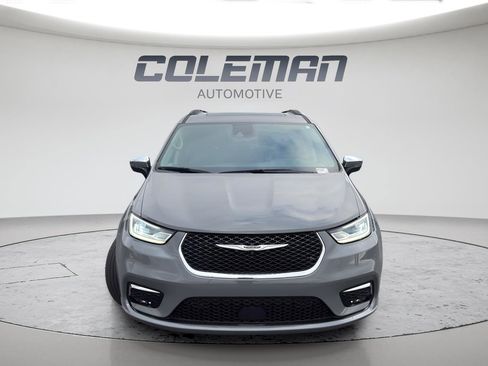 Used 2023 Chrysler Pacifica Limited w/ Uconnect Theater Family Group image 9