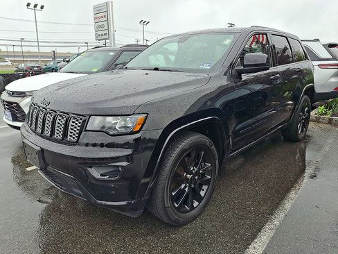 Used 2019 Jeep Grand Cherokee Altitude AWD/4WD image 2