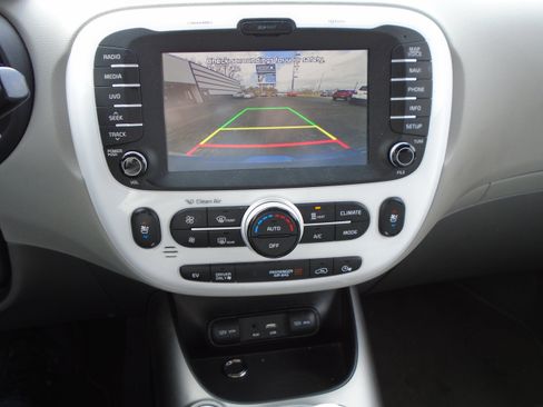 Used 2016 Kia Soul EV + image 16