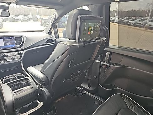 Used 2021 Chrysler Pacifica Limited w/ Uconnect Theater Family Group image 19