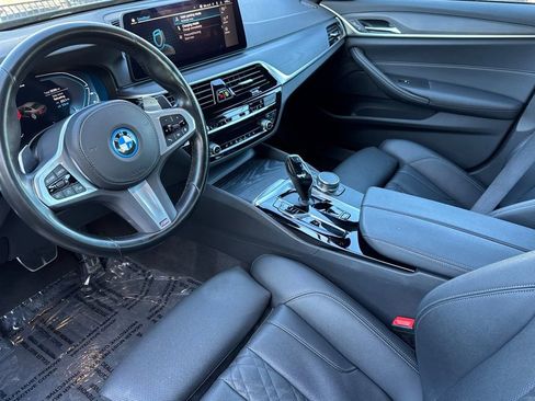 Used 2023 BMW 530e w/ M Sport Package RWD image 9