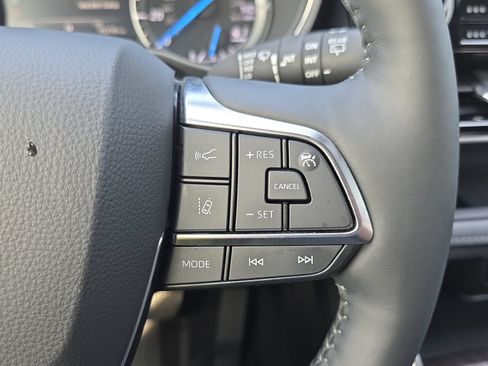 Used 2021 Toyota Highlander Limited FWD image 19
