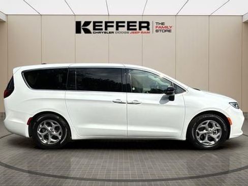 Used 2024 Chrysler Pacifica Limited FWD image 8