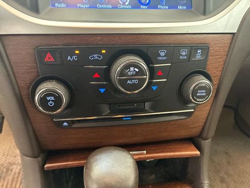Used 2013 Chrysler 300 C Luxury Series w/ Harman Kardon Audio Group AWD/4WD image 15