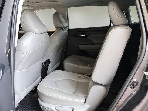 Used 2023 Toyota Highlander XLE FWD image 13