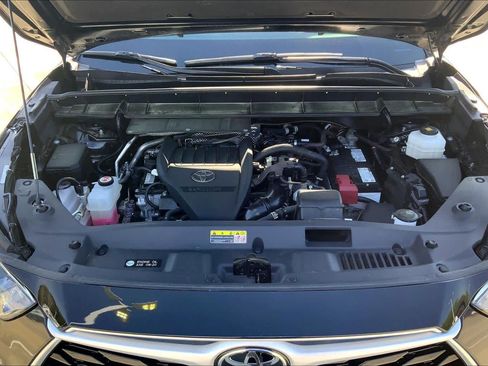 Used 2023 Toyota Highlander LE AWD/4WD image 51