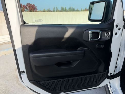 Used 2025 Jeep Wrangler Unlimited Rubicon image 20