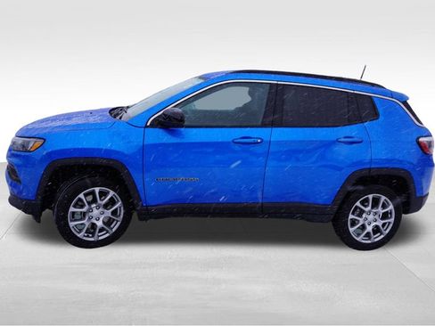 Used 2023 Jeep Compass Latitude image 10