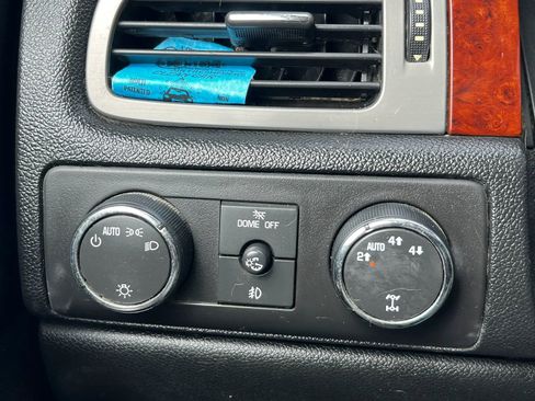 Used 2011 Chevrolet Avalanche LTZ AWD/4WD image 17