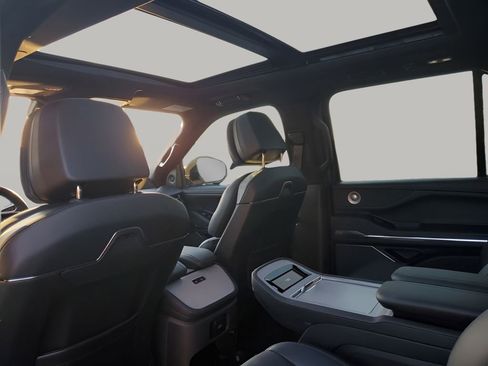 Used 2025 Lincoln Navigator L Reserve w/ Jet Appearance Package image 18