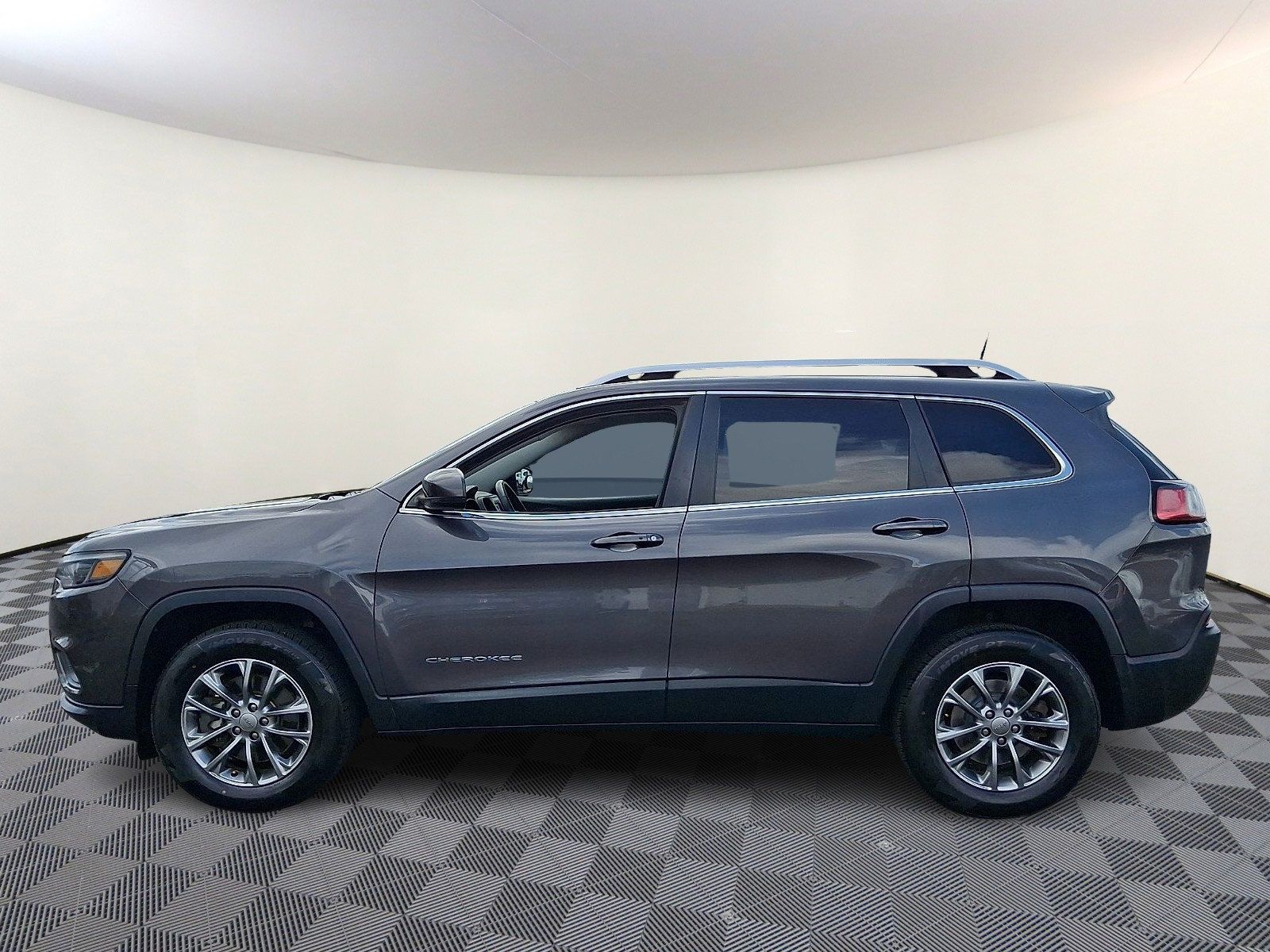 Used 2019 Jeep Cherokee Latitude Plus w/ Cold Weather Group AWD/4WD image 4