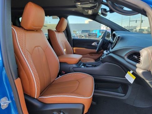 New 2026 Chrysler Pacifica Pinnacle AWD/4WD image 24