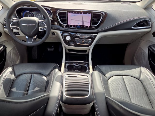 Used 2023 Chrysler Pacifica Limited FWD image 18