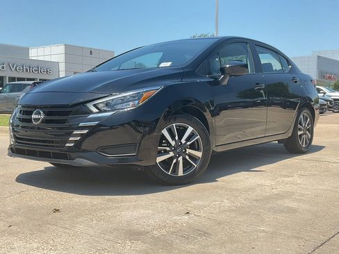 Used 2025 Nissan Versa SV FWD image 2