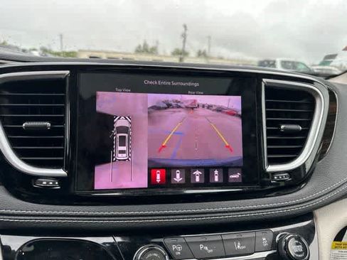 Used 2022 Chrysler Pacifica Limited FWD image 10