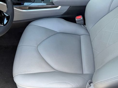Used 2024 Toyota Highlander Platinum FWD image 16