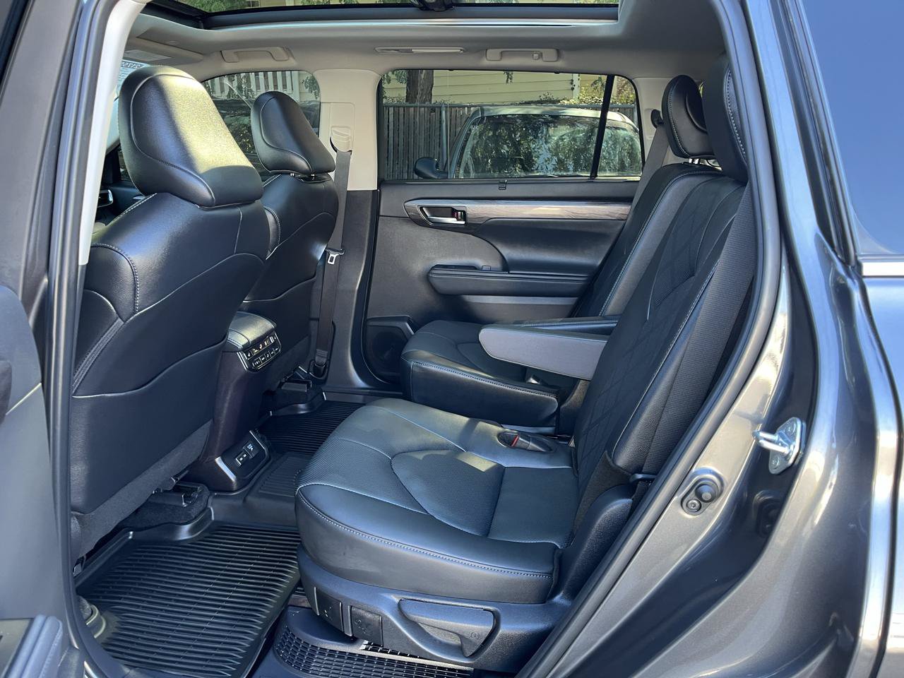 Used 2025 Toyota Highlander Platinum AWD/4WD image 16