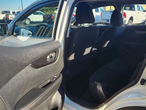 Used 2022 Nissan Rogue Sport S image 10