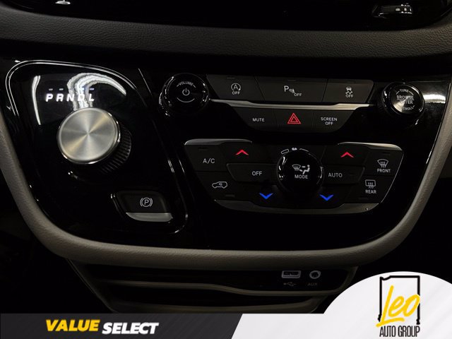 Used 2020 Chrysler Pacifica Touring-L w/ Tire & Wheel Group FWD image 10