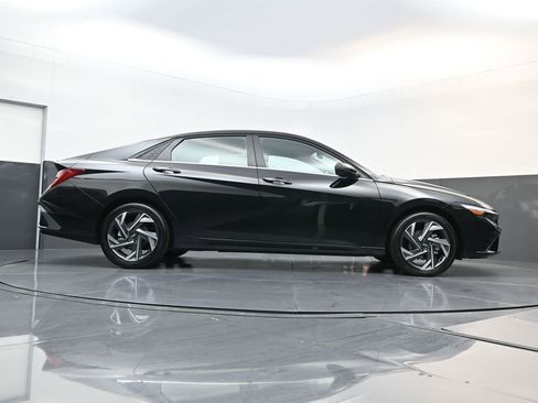 Certified 2025 Hyundai Elantra Limited image 16