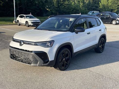 New 2026 Volkswagen Taos SE FWD image 3