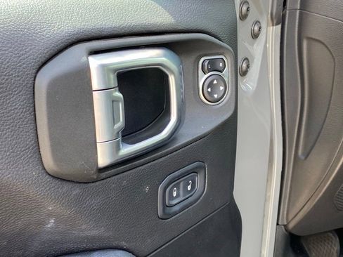 Used 2022 Jeep Wrangler Unlimited Sahara w/ Cold Weather Group AWD/4WD image 11