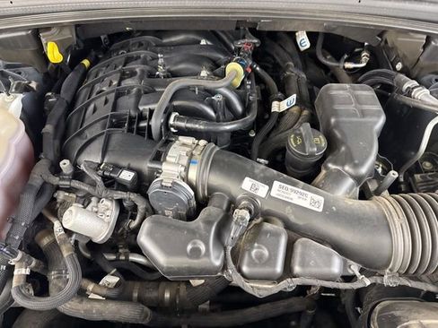 Used 2024 Jeep Grand Cherokee Laredo AWD/4WD image 17