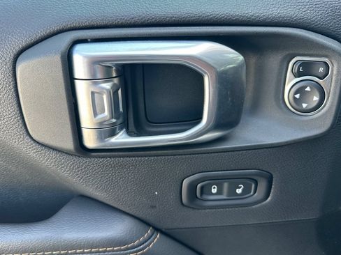 Used 2022 Jeep Wrangler Unlimited Sahara AWD/4WD image 10