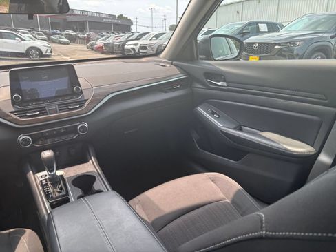 Used 2025 Nissan Altima 2.5 SV FWD image 30