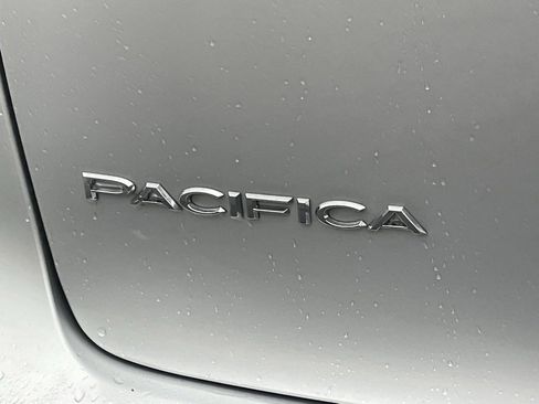 Used 2024 Chrysler Pacifica Touring-L image 22