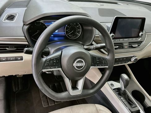 Used 2025 Nissan Altima 2.5 SV FWD image 18