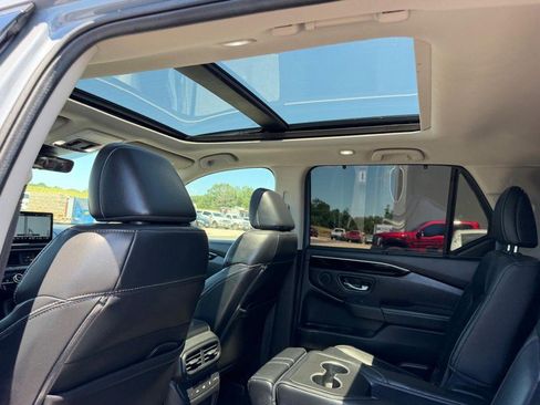 Used 2025 Honda Pilot Touring image 12