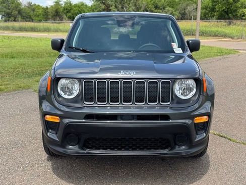 Used 2023 Jeep Renegade Latitude AWD/4WD image 2