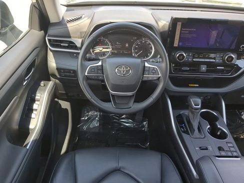 Certified 2024 Toyota Highlander XLE image 16