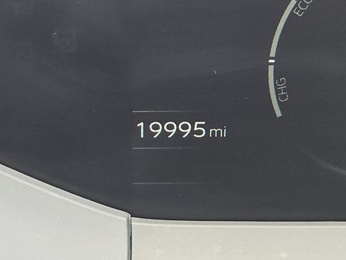 Used 2025 Toyota Prius XLE FWD image 24