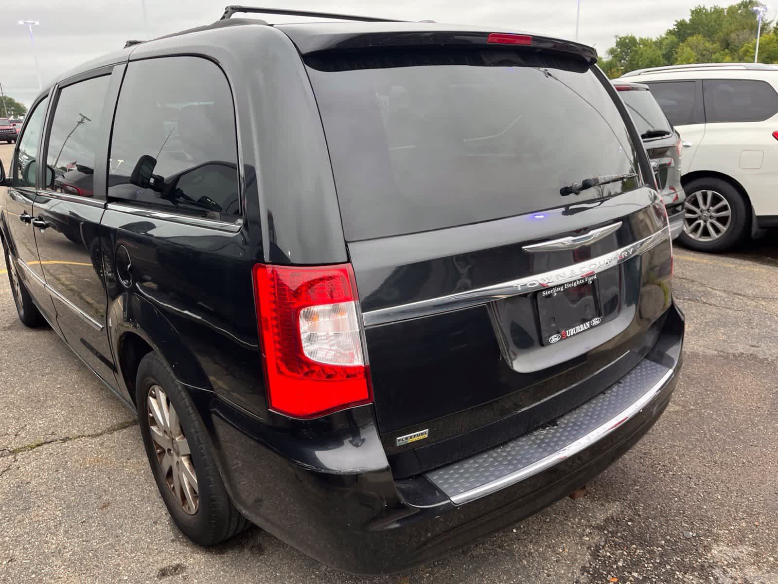 Used 2013 Chrysler Town & Country Touring FWD image 8
