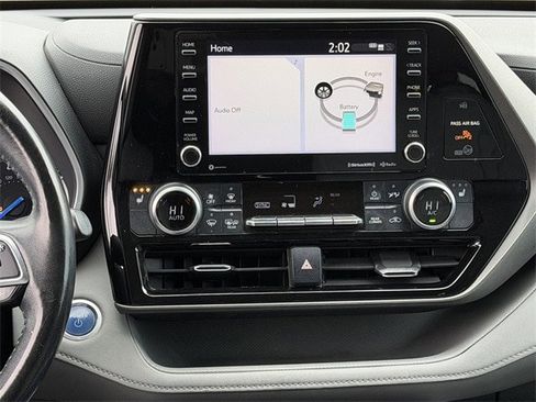 Used 2020 Toyota Highlander XLE image 17