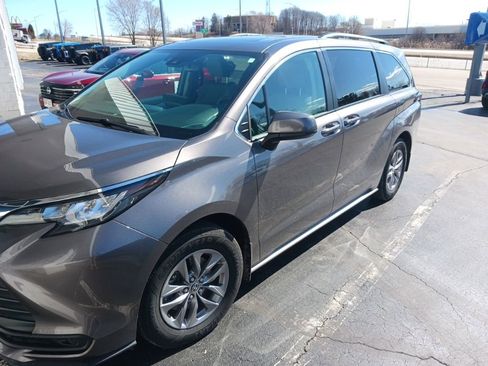 Used 2022 Toyota Sienna LE w/ LE Plus Package image 2