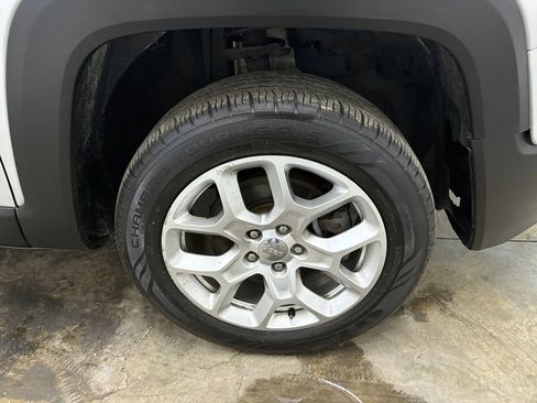 Used 2017 Jeep Renegade Latitude image 19