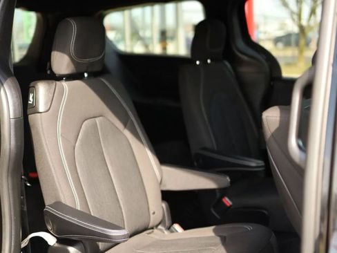 Used 2021 Chrysler Pacifica Touring w/ Uconnect Theater Family Group image 50