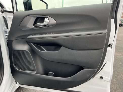 New 2026 Chrysler Pacifica Select image 17