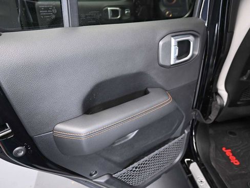 Used 2021 Jeep Gladiator Mojave AWD/4WD image 32